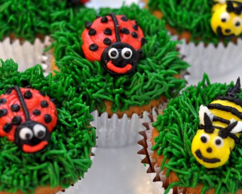 bees and ladybugs cupcakes - cu.jpg